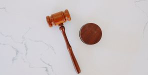 İnsanları Karanlıklardan Aydınlığa Çıkaran Kitapta Adalet Üzerine