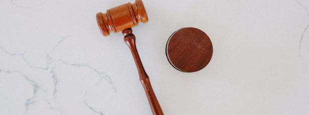 İnsanları Karanlıklardan Aydınlığa Çıkaran Kitapta Adalet Üzerine
