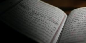 OKUDUĞUMUZ KİTABIN, KUR’AN VASFINI KAZANABİLMESİ İÇİN, NASIL OKUMALIYIZ?