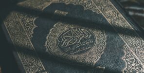 YALNIZ KUR’AN DİYENLER MÜSLÜMAN DEĞİLDİR, DİYENLERE ALLAH KUR’AN’DAN CEVAP VERİYOR.